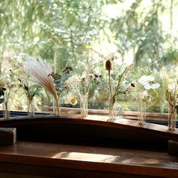 Floristin trifft Kellermeister:  alte Fassdaube mit Trockenblumen aus dem Garten von Helena Heth 'Vildes Wurzeln'